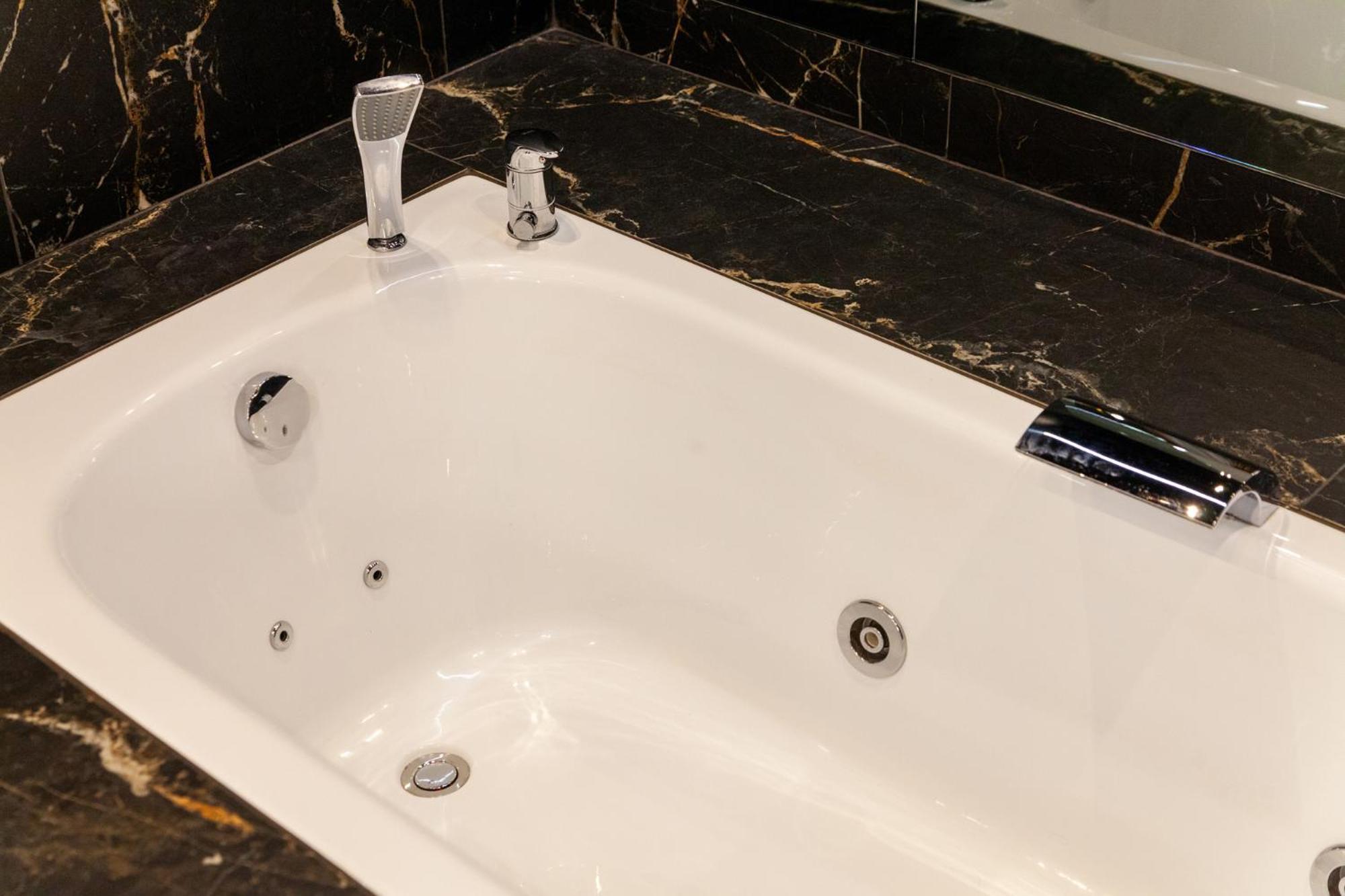 Apartament Leogrand Jacuzzi On Malaniuka 2 Lwów Zewnętrze zdjęcie